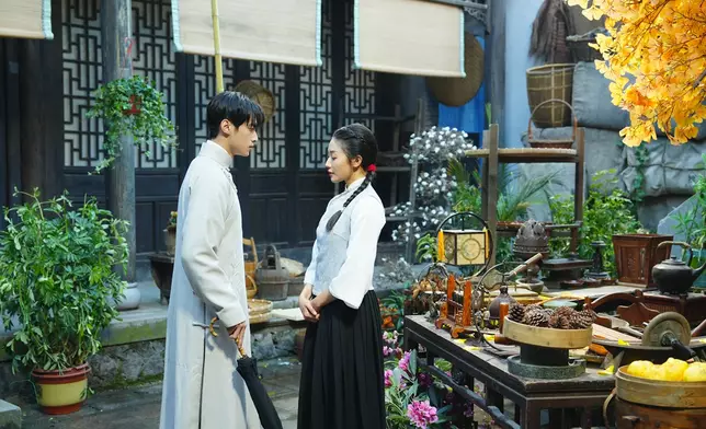 Carmen跟林澤輝演情侶。