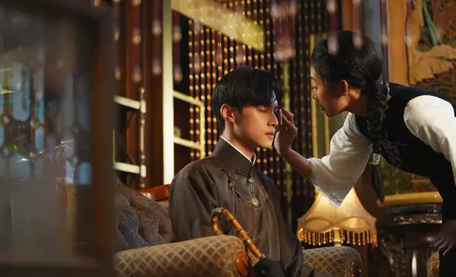 Carmen跟林澤輝演情侶。