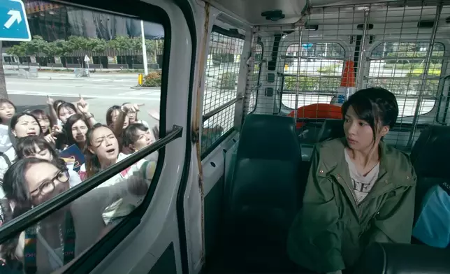 喺囚車上有啲徬徨。