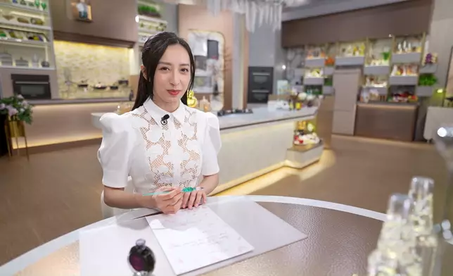 繼續有龔嘉欣的吸睛「廚娘」Look。