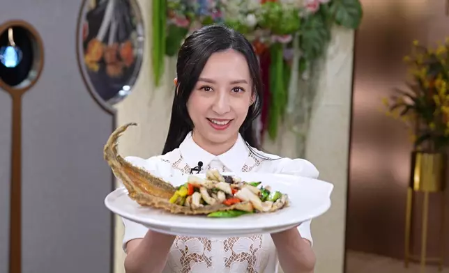 繼續有龔嘉欣的吸睛「廚娘」Look。