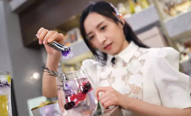 繼續有龔嘉欣的吸睛「廚娘」Look。