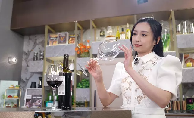 繼續有龔嘉欣的吸睛「廚娘」Look。