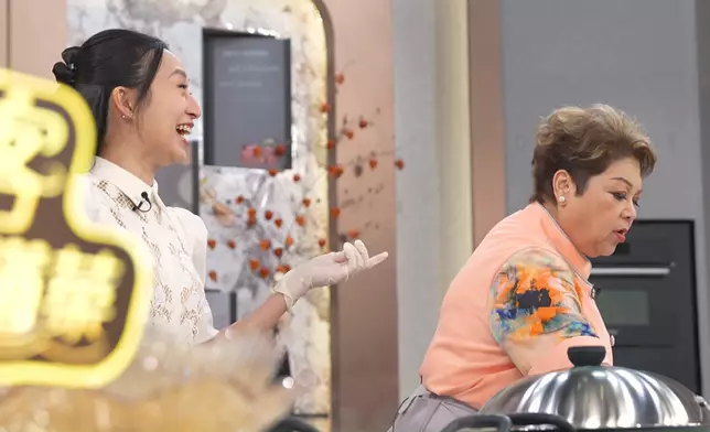 嘉欣同肥媽講「鹹豬手」經歷。