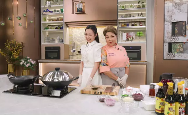 講到心儀女性，肥媽一秒變「嬌嗲女」。