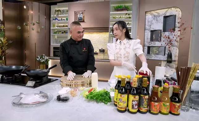 嘉欣知道老菜脯有相親的傳統時，笑到擰歪面。