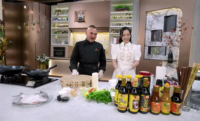 嘉欣知道老菜脯有相親的傳統時，笑到擰歪面。