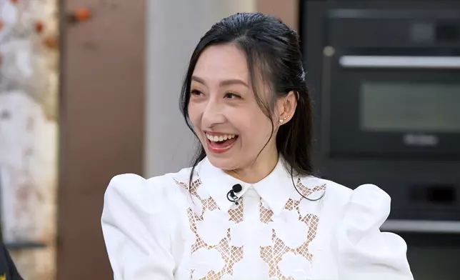 嘉欣知道老菜脯有相親的傳統時，笑到擰歪面。