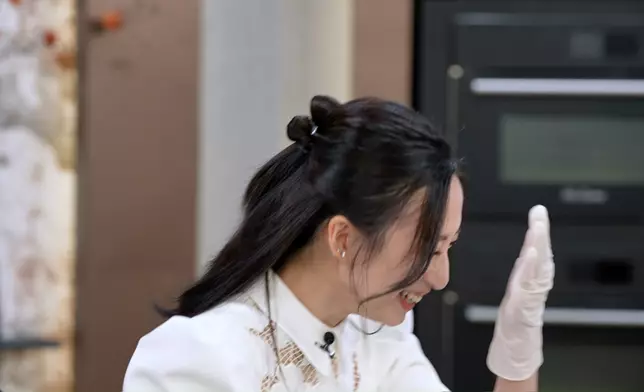 嘉欣知道老菜脯有相親的傳統時，笑到擰歪面。