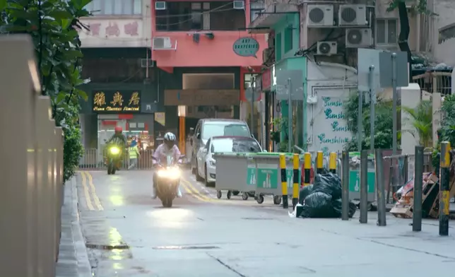 呢個電單車追逐戲唔單止拍得好睇，仲要拍得好安全，讚！游游啲高難度動作當然有替身啦，但值得留意嘅係，有啲位吳偉豪係親身上陣架。