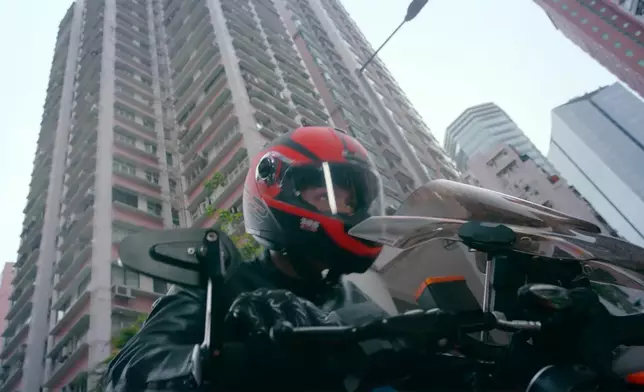 呢個電單車追逐戲唔單止拍得好睇，仲要拍得好安全，讚！游游啲高難度動作當然有替身啦，但值得留意嘅係，有啲位吳偉豪係親身上陣架。