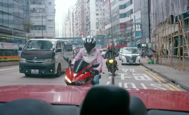 呢個電單車追逐戲唔單止拍得好睇，仲要拍得好安全，讚！游游啲高難度動作當然有替身啦，但值得留意嘅係，有啲位吳偉豪係親身上陣架。