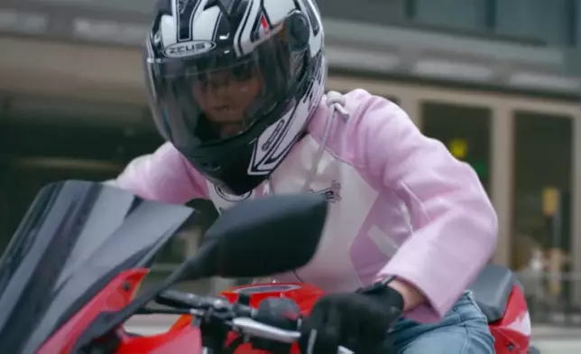 呢個電單車追逐戲唔單止拍得好睇，仲要拍得好安全，讚！游游啲高難度動作當然有替身啦，但值得留意嘅係，有啲位吳偉豪係親身上陣架。