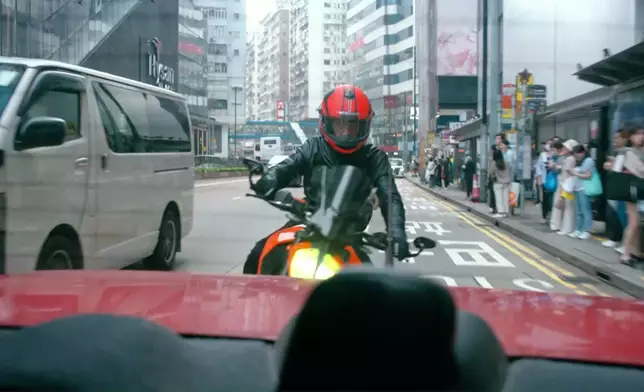 呢個電單車追逐戲唔單止拍得好睇，仲要拍得好安全，讚！游游啲高難度動作當然有替身啦，但值得留意嘅係，有啲位吳偉豪係親身上陣架。