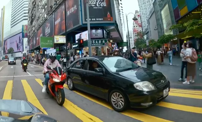 呢個電單車追逐戲唔單止拍得好睇，仲要拍得好安全，讚！游游啲高難度動作當然有替身啦，但值得留意嘅係，有啲位吳偉豪係親身上陣架。