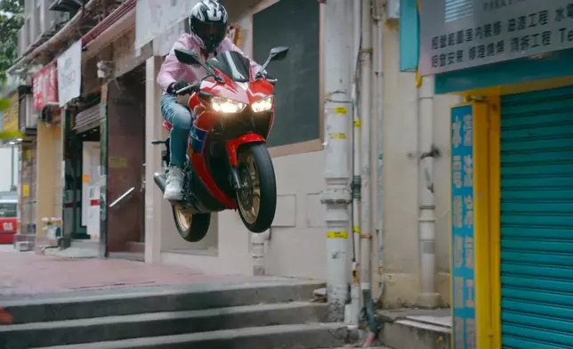 呢個電單車追逐戲唔單止拍得好睇，仲要拍得好安全，讚！游游啲高難度動作當然有替身啦，但值得留意嘅係，有啲位吳偉豪係親身上陣架。