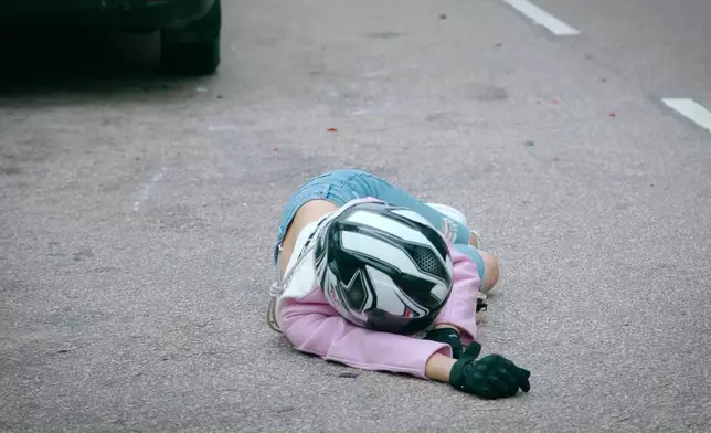 呢個電單車追逐戲唔單止拍得好睇，仲要拍得好安全，讚！游游啲高難度動作當然有替身啦，但值得留意嘅係，有啲位吳偉豪係親身上陣架。