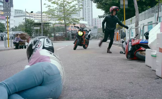 呢個電單車追逐戲唔單止拍得好睇，仲要拍得好安全，讚！游游啲高難度動作當然有替身啦，但值得留意嘅係，有啲位吳偉豪係親身上陣架。