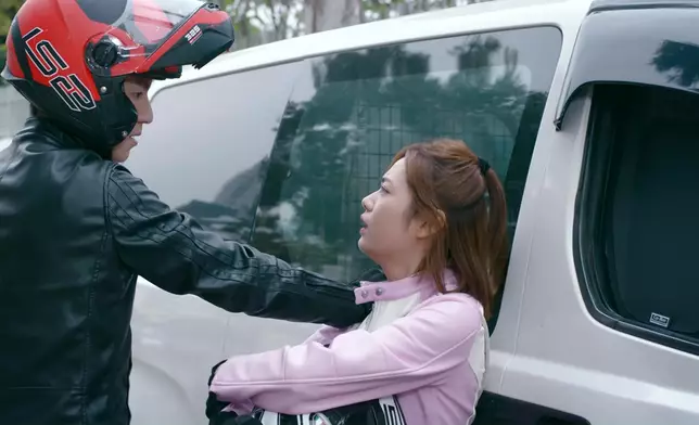 呢個電單車追逐戲唔單止拍得好睇，仲要拍得好安全，讚！游游啲高難度動作當然有替身啦，但值得留意嘅係，有啲位吳偉豪係親身上陣架。