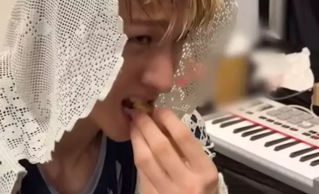 Martin一口吞服再乖乖飲水。影片截圖