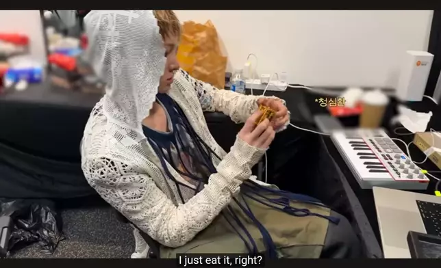 Martin從一罐金色補充品拎出一粒丸。影片截圖