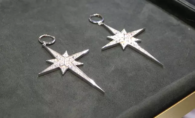 為歌星Mariah Carey設計的耳環。