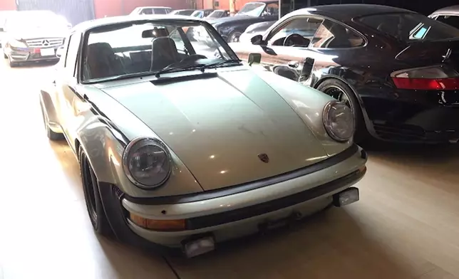 藏品中最珍貴的1975年「波子」930 Turbo。