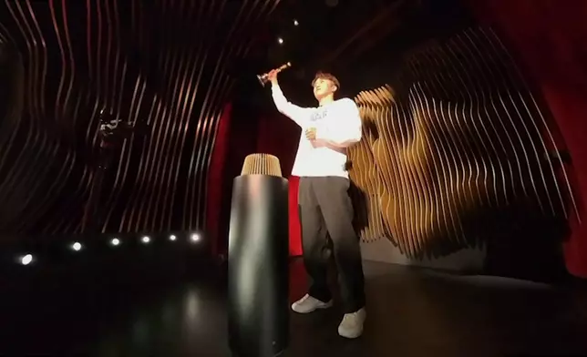 劉晨芝、鄭衍峰手持小金人體驗贏獎的興奮。