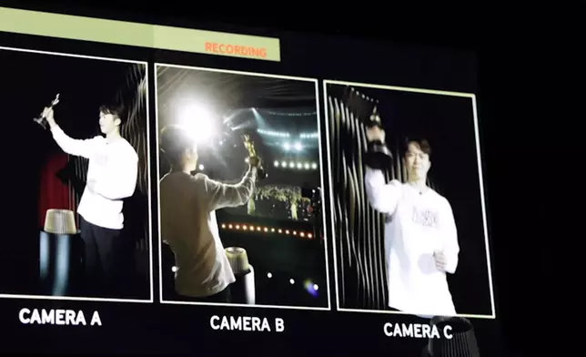 劉晨芝、鄭衍峰手持小金人體驗贏獎的興奮。