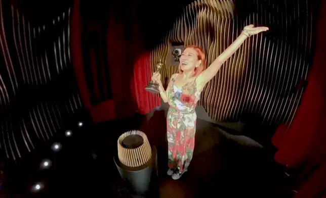 劉晨芝、鄭衍峰手持小金人體驗贏獎的興奮。