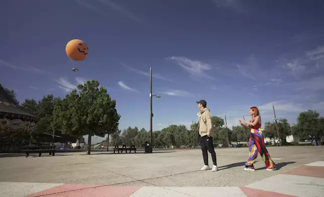 明晚二人參與活動前要先簽生死狀。