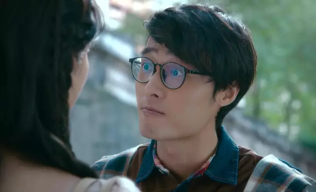 為咗令吳展驊同陳曉華拍談情戲時冇咁膽怯同怕醜，何廣沛暖心分享自身經驗。