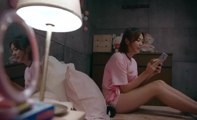 賴慰玲同游游，各有各吸引。