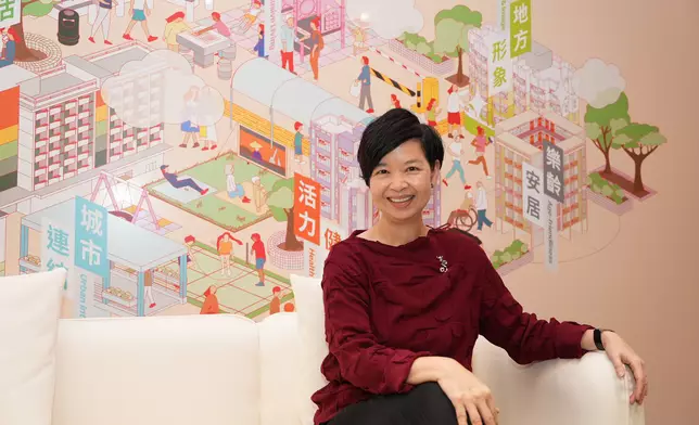 房屋局局長何永賢接受《巴士的報》訪問。巴士的報記者攝