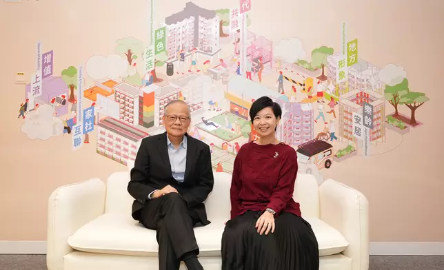 房屋局局長何永賢接受《巴士的報》訪問。巴士的報記者攝