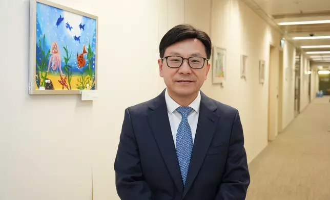 勞工及福利局局長孫玉菡接受《巴士的報》專訪。巴士的報記者攝