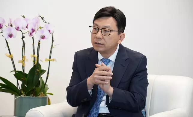 勞工及福利局局長孫玉菡接受《巴士的報》專訪。巴士的報記者攝