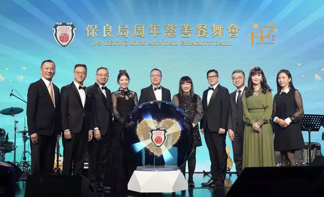 主禮團嘉賓包括律政司司長林定國先生, GBS, SC, JP（左五）、保安局局長鄧炳強先生, GBS, PDSM, JP（右四）、入境事務處處長郭俊峯先生, IDSM（左三）、教育局副局長施俊輝博士, JP（右三）、懲教署署長黃國興先生, CSDSM（左二）、保良局主席何芷韻太平紳士（左四）、節目籌委會主席暨保良局副主席譚毓楨博士（右五）、節目籌委會聯席主席暨保良局總理張馨玲女士, MH（右二）、鍾偉棠先生（左一）及金鑽贊助馬賽瓊詩生命美學中心主席羅雅琼女士（右一）主持亮燈儀式，為晚會揭開序幕。