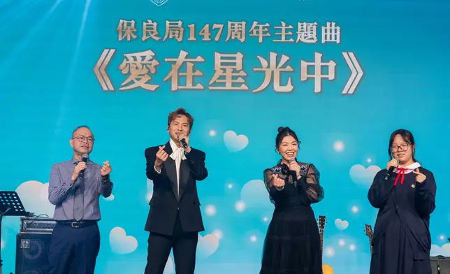 何芷韻主席（右二）、周吉佩先生（左二）、保良局莊啟程預科書院邱萬光校長偕同學生攜手合唱保良局147週年主題曲《愛在星光中》，為慈善出一分力。