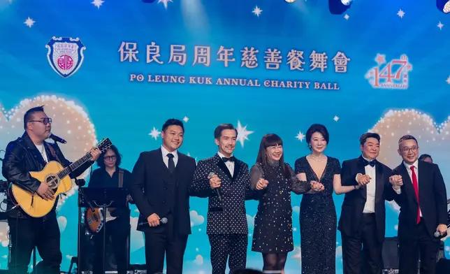 譚毓楨副主席（右四）、劉洋先生（左一）與一眾善長合唱《倔強》，為晚會增添亮點。