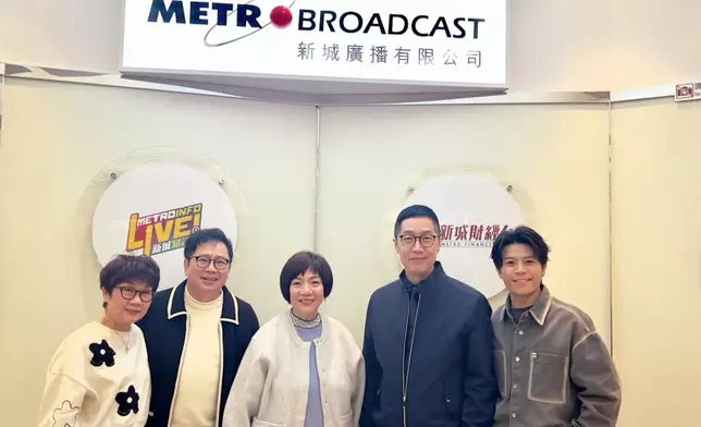 馬浚偉(右2)歡迎曾路得到訪。(左1 )李有毅的太太