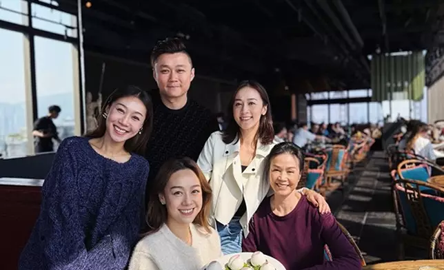 她與家人聚首高空餐廳慶祝