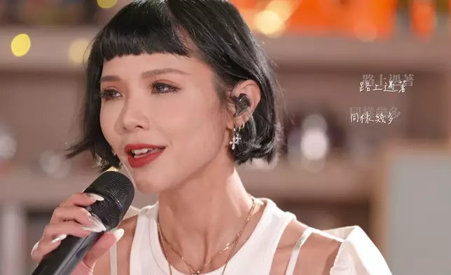 方皓玟現場演繹《我想過一個怎樣的人生》。