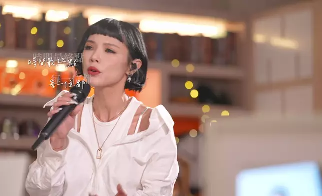 方皓玟現場演繹《我想過一個怎樣的人生》。