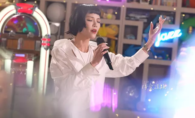 方皓玟現場演繹《我想過一個怎樣的人生》。