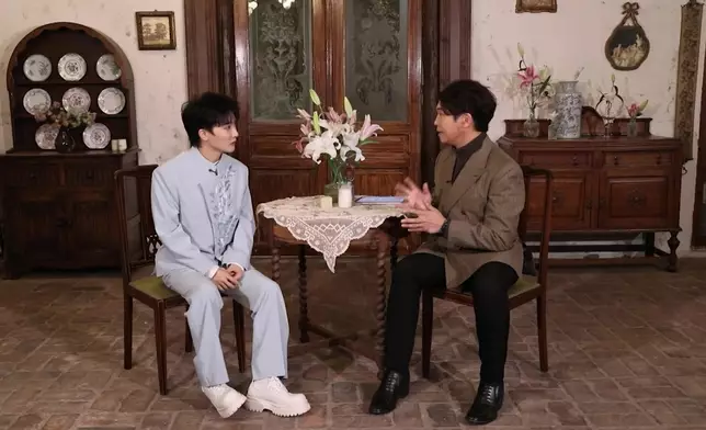 性格直率的周深在節目中將連環放送各種表情包。