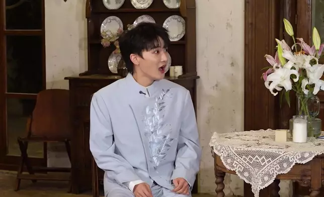 性格直率的周深在節目中將連環放送各種表情包。