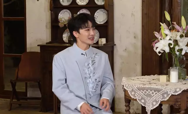 性格直率的周深在節目中將連環放送各種表情包。