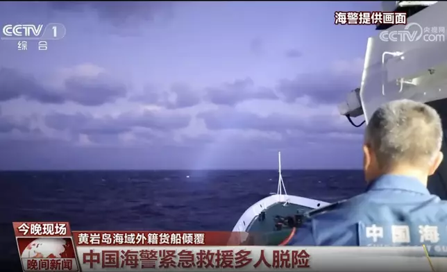中菲海警繼續搜救傾側外籍貨輪墜海船員。央視新聞截圖