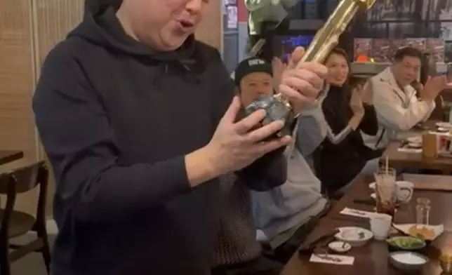 阿Bob愛不釋手地摸勻獎座上下。